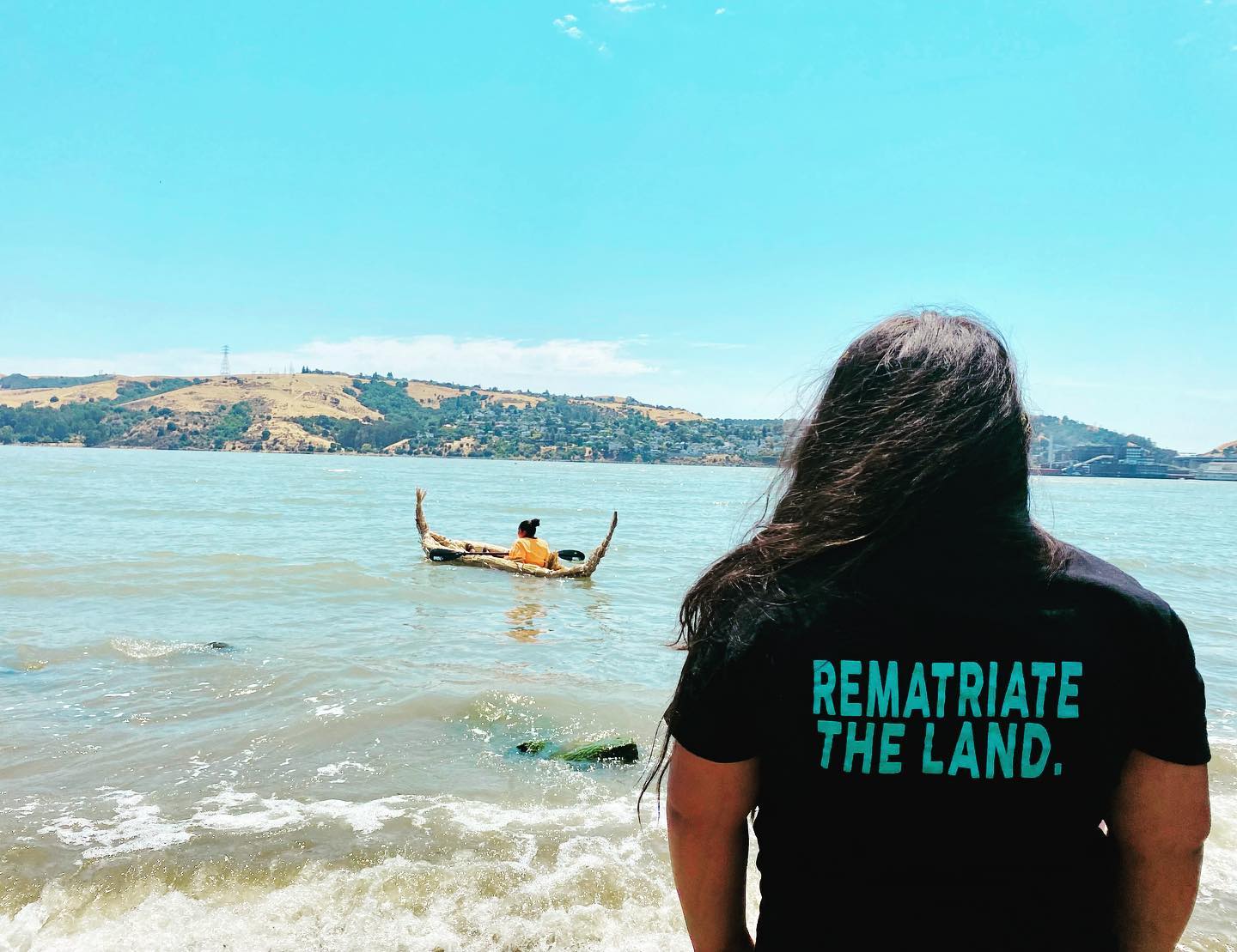 Land Back
Water Back 
Salmon Back
Culture Back 

Beautiful to see the tule boat we made  at Lisjan make its innagural voyage in the Carquinez Strait with @villages_of_lisjan  and @run4salmon. 

#rematriatetheland #freetherivers #protectsalmon #californiaindian #culturalregeneration #ohloneland